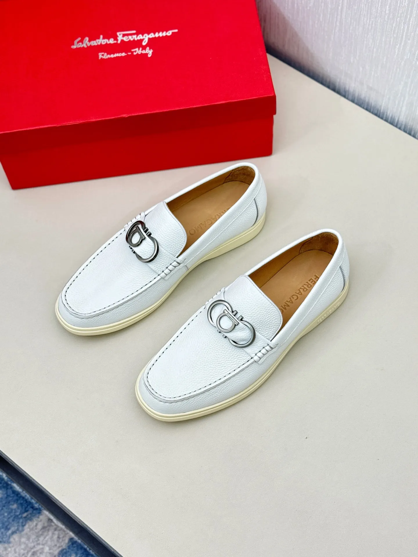 [Ferragamo] P: 580💰 Number of yards: 38~44 (45 orders are non-returnable) Ferragam's new men's driving shoes, the fabric is made of imported cowhide, with visible texture, heavy industrial stitching, dyed calfskin inside, standard logo cowhide feet, big-name experience, soft and comfortable on the feet, a men's favorite, special non-slip and wear-resistant rubber soles, easy to handle various occasions, with original box packaging!
